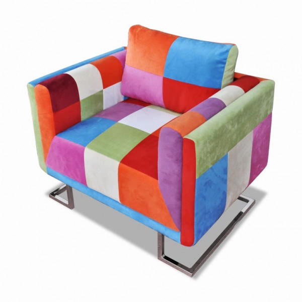 Sillón con diseño de cubo de retales de tejido con patas cromadas